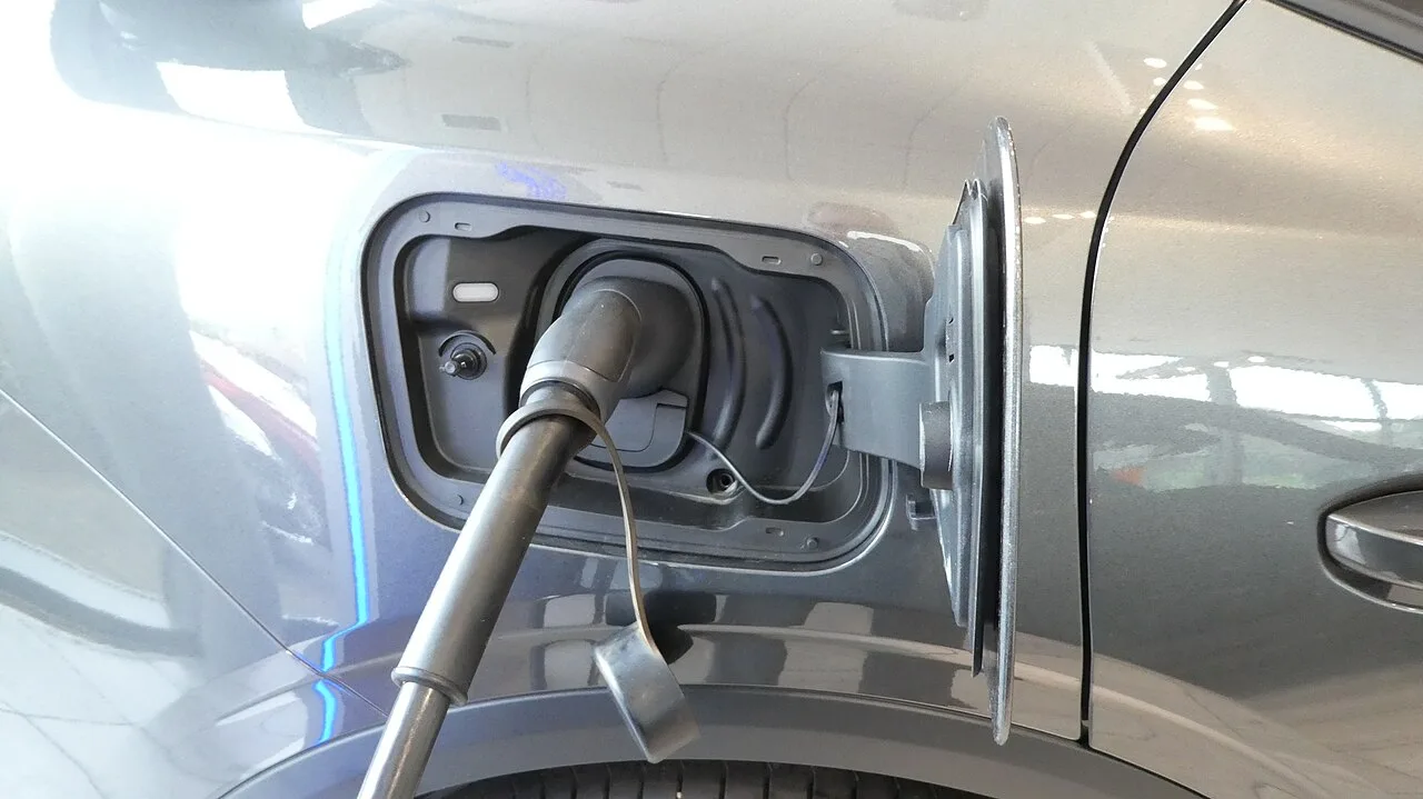 Cómo cargar un carro eléctrico en Ecuador: guía completa para hacerlo en casa y en electrolineras