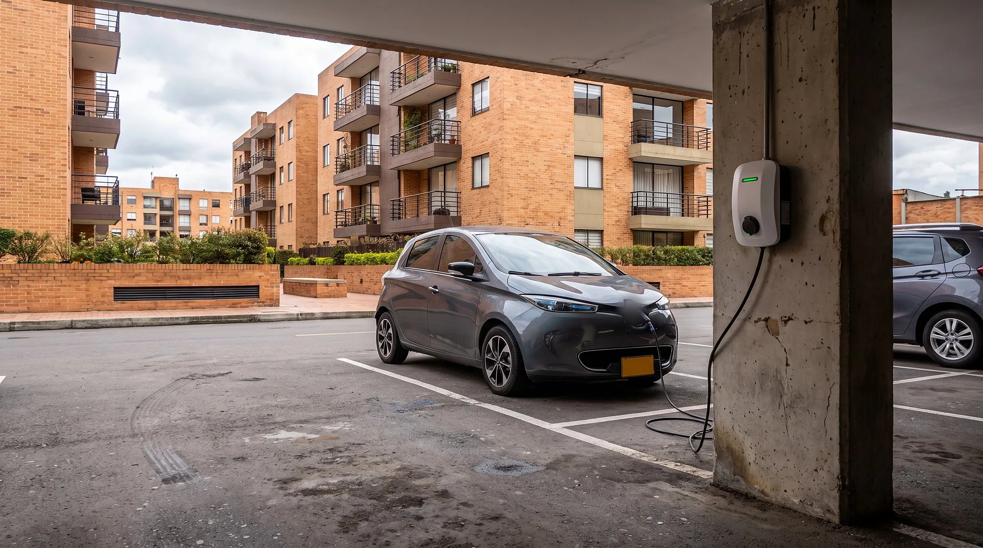 El conjunto no te deja instalar el cargador del carro eléctrico: esto dice la ley en Colombia