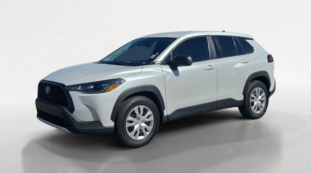 Toyota Corolla Cross 2026 azul en estudio oscuro, portada de la guía de compra