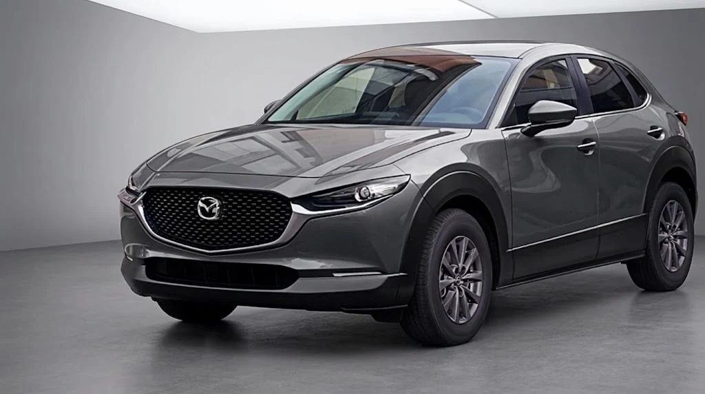 Mazda CX-30 gris en estudio, vista tres cuartos frontal