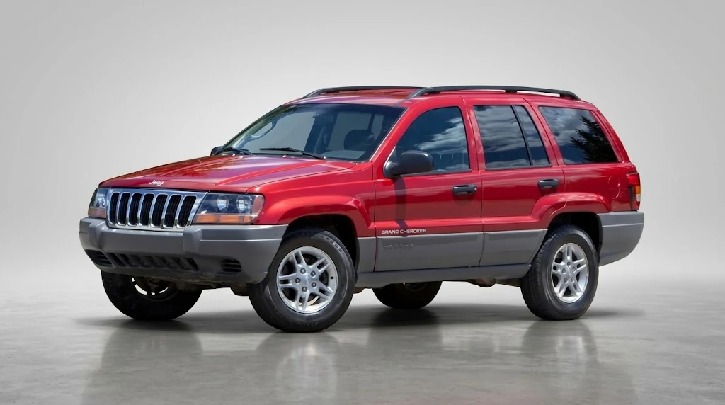 Jeep Grand Cherokee de segunda generación (WJ, 1999-2004) rojo en estudio minimalista