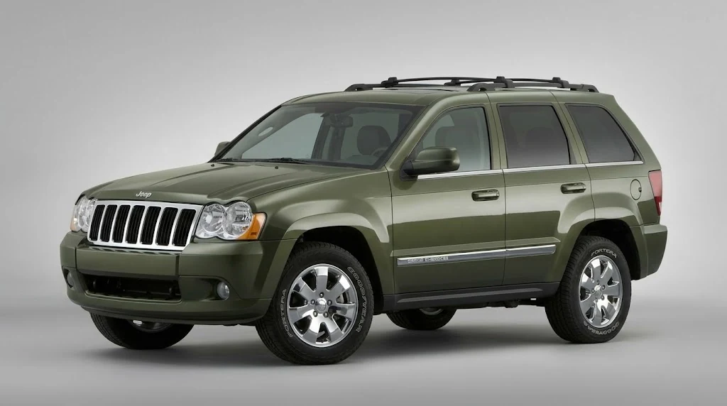 Jeep Grand Cherokee de tercera generación (WK, 2005-2010) verde en estudio minimalista
