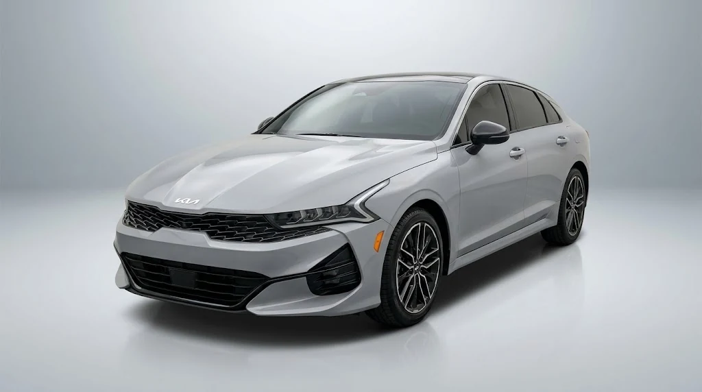 Kia K5 (2021-2024) gris en estudio minimalista, vista frontal tres cuartos