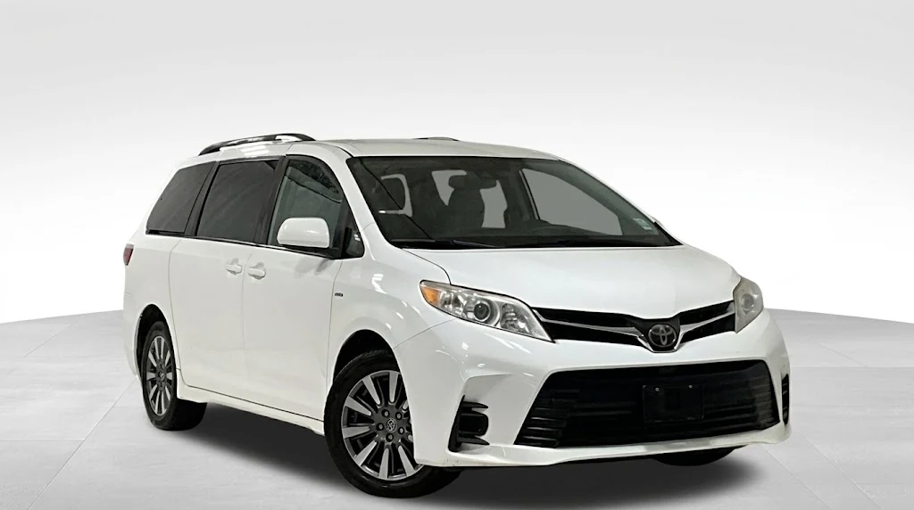 Toyota Sienna de tercera generación (2011-2020) blanco en estudio minimalista