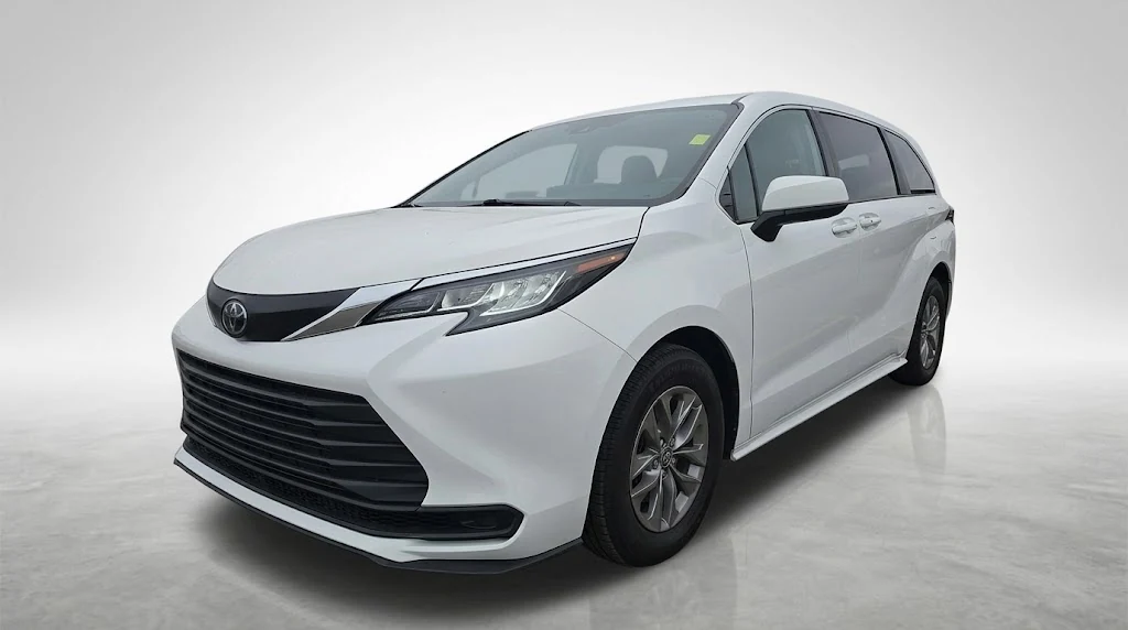 Toyota Sienna de cuarta generación (2021 en adelante) blanco en estudio minimalista