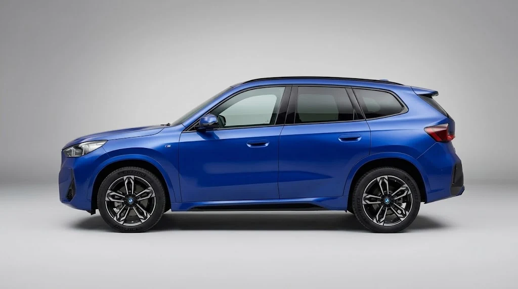 BMW X1 azul en estudio minimalista, vista de perfil