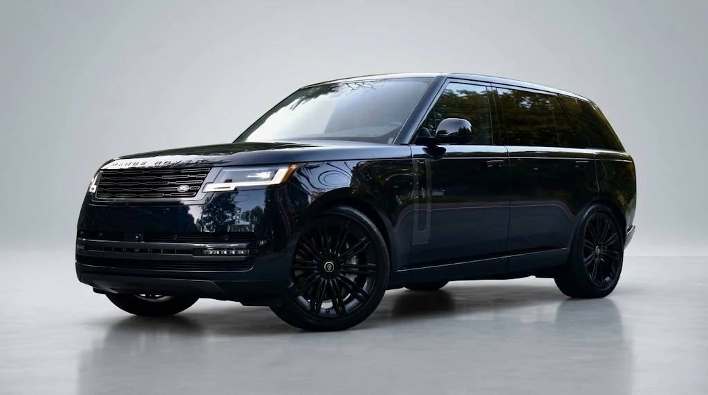 Land Rover Range Rover azul oscuro en estudio minimalista