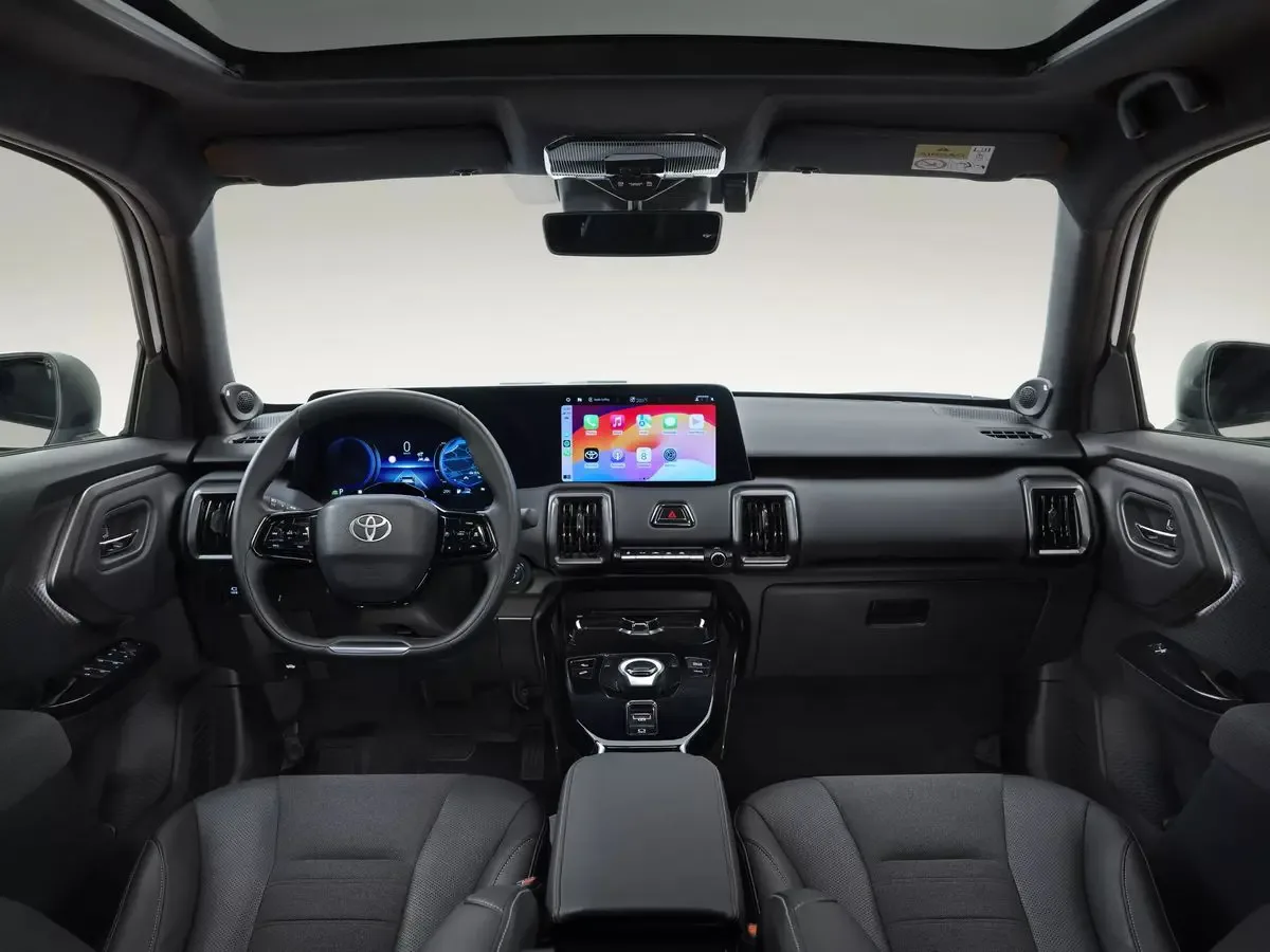 Toyota-Urban-Cruiser-interior