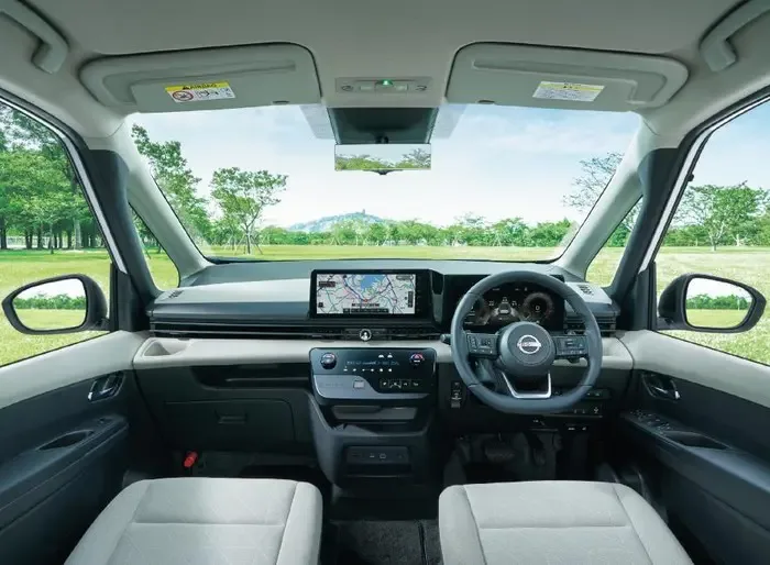 Nissan Serena interior