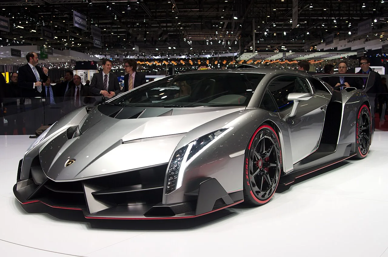 Lamborghini Veneno en el Salón de Ginebra 2013, precursor del Roadster