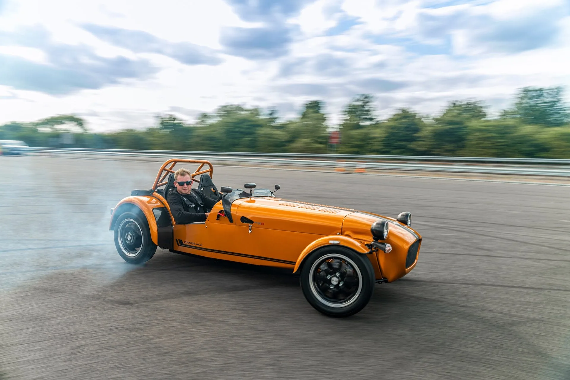 Caterham Seven 170 roadster ultraligero británico menos de 450 kg de conducción pura