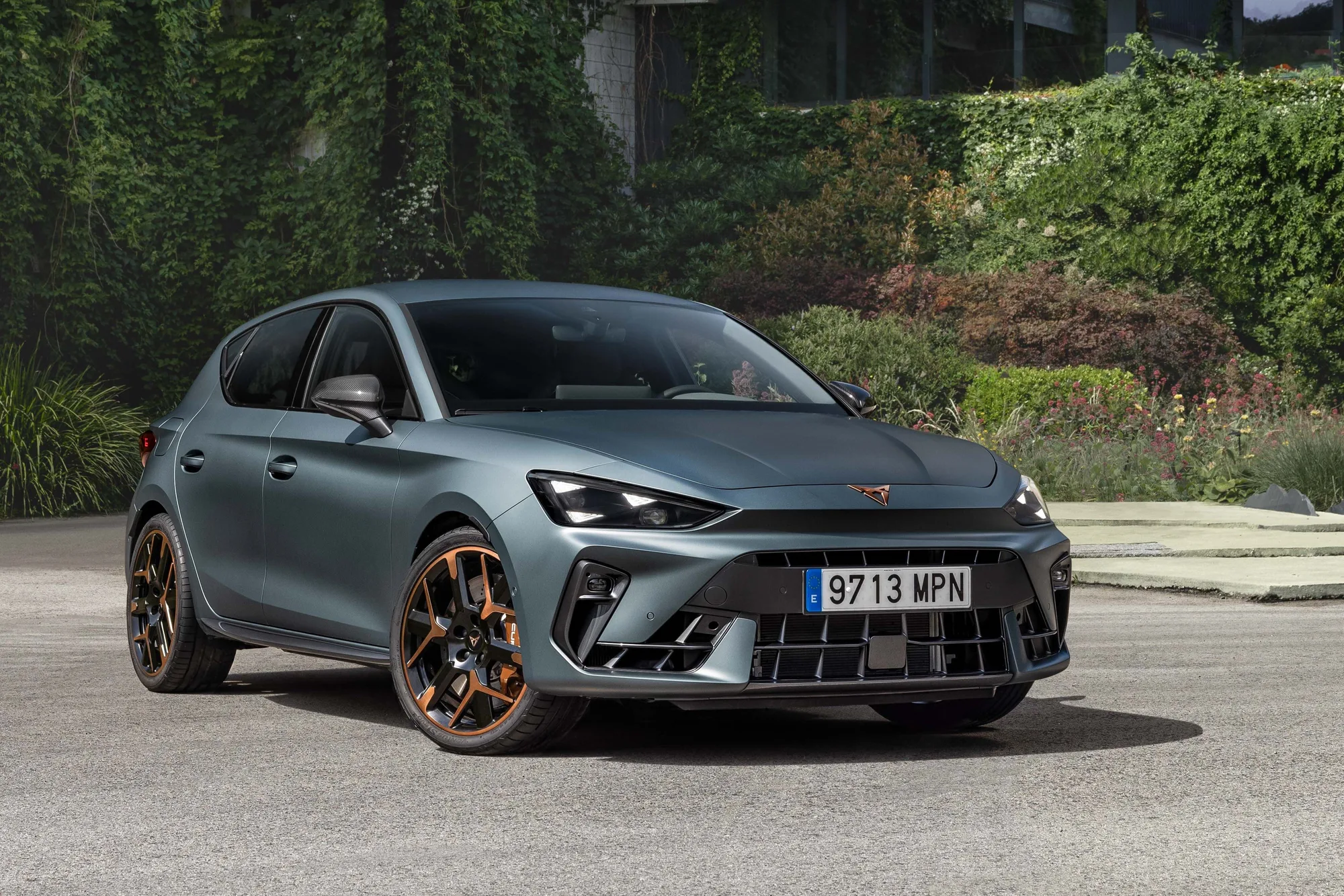 Cupra León VZ 2024 300 CV, compacto deportivo español con suspensión adaptativa y diferencial electrónico