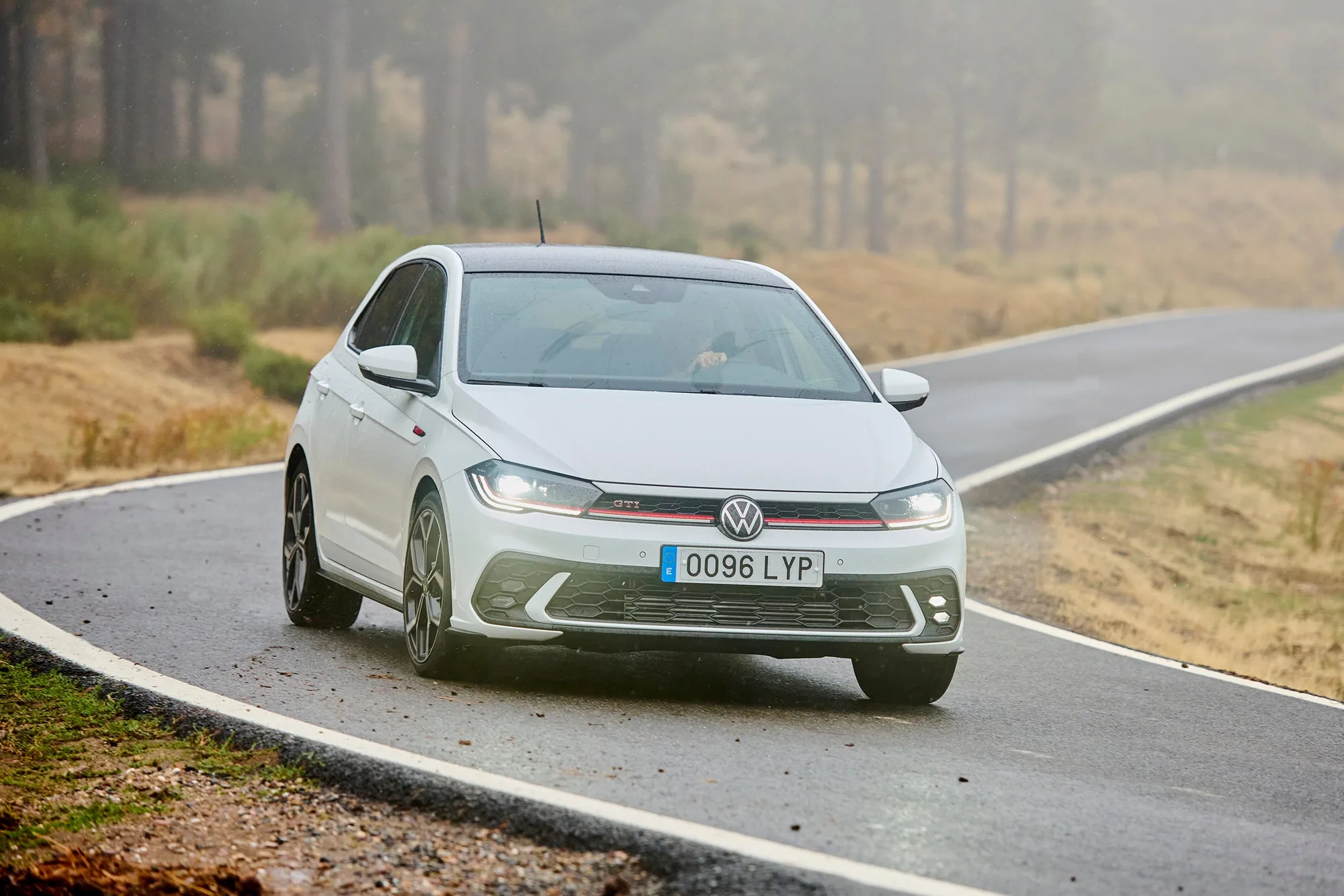 Volkswagen Polo GTI 2025 con motor turbo de 207 CV, hot hatch compacto de altas prestaciones