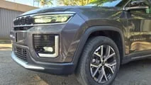 Interior do Jeep Commander 2027 — painel com acabamento em Alcantara