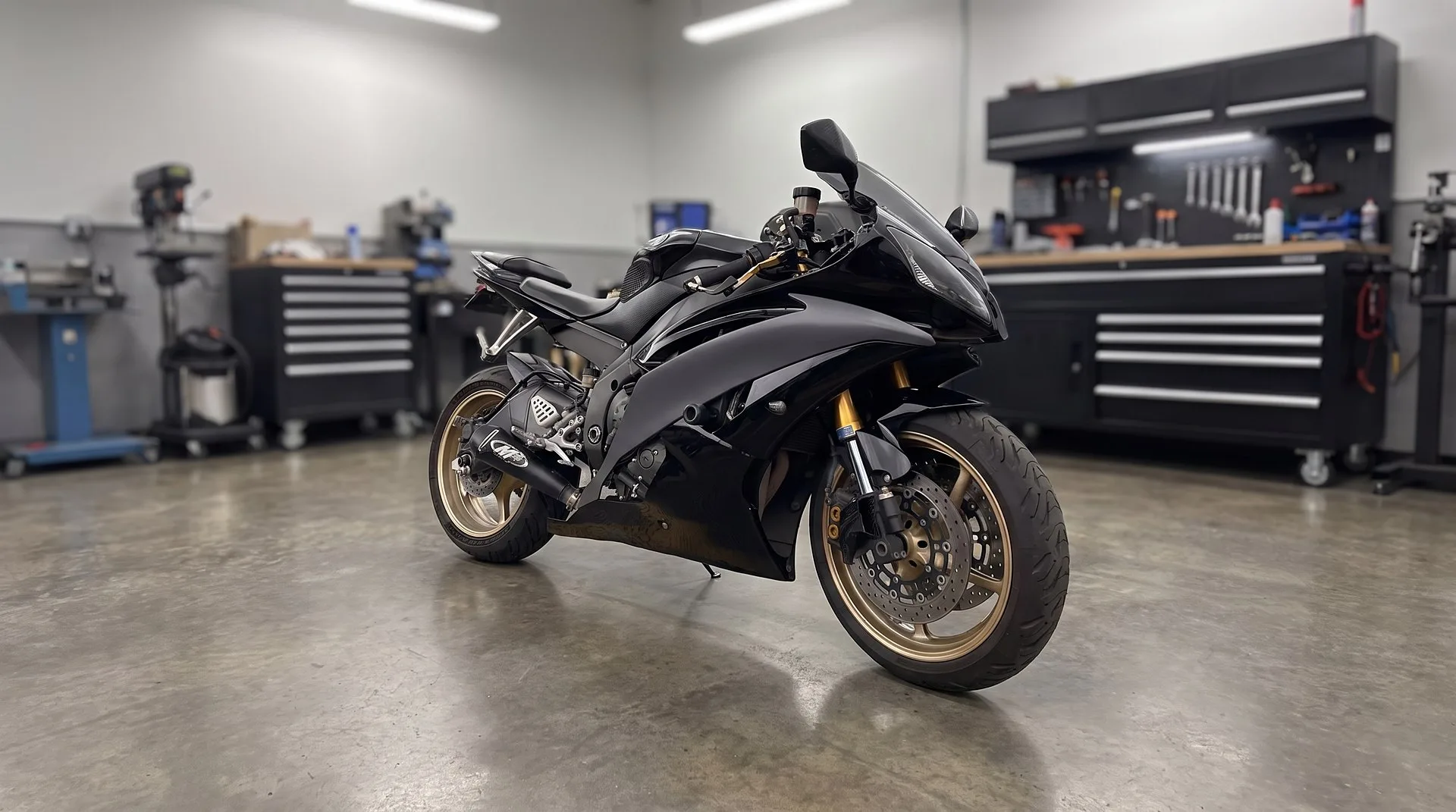 Yamaha R6 negra en un taller de motos