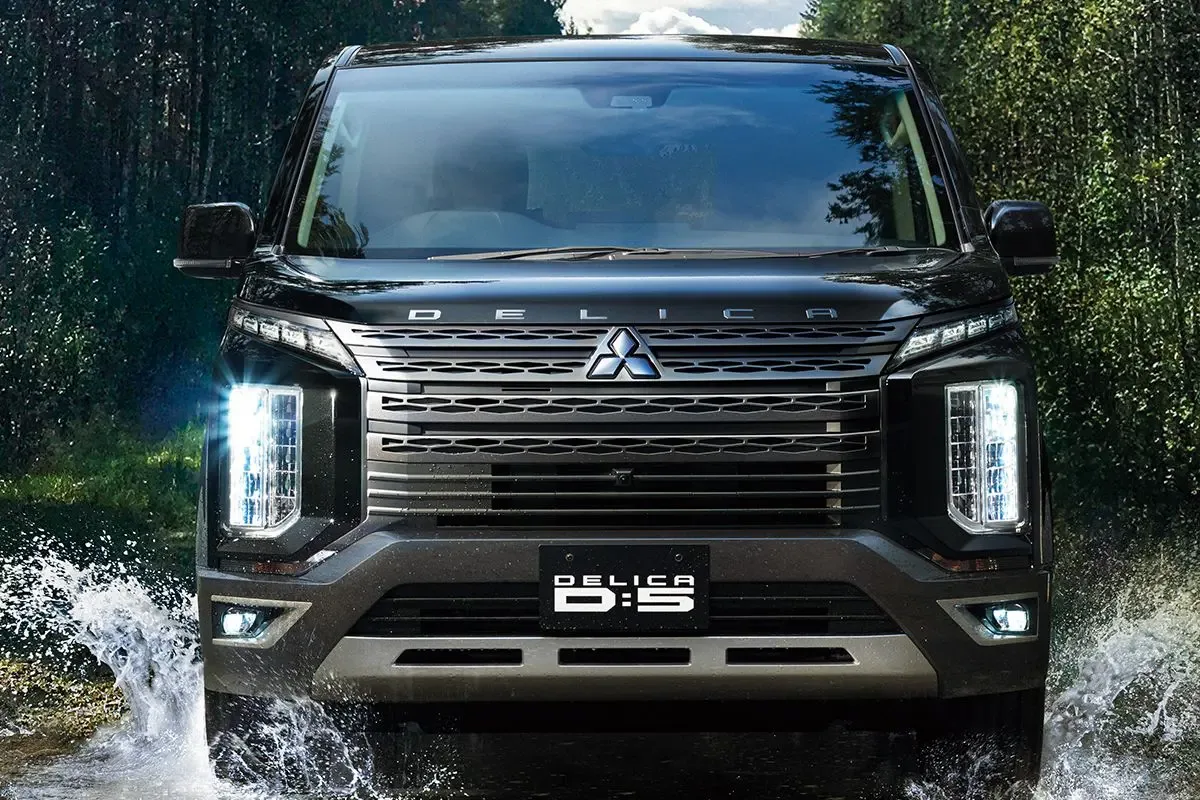 Frontal Mitsubishi Delica D5
