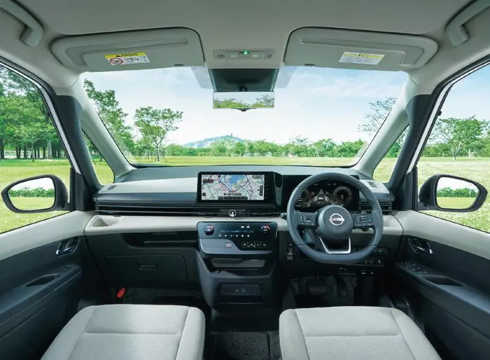 Nissan Serena interior