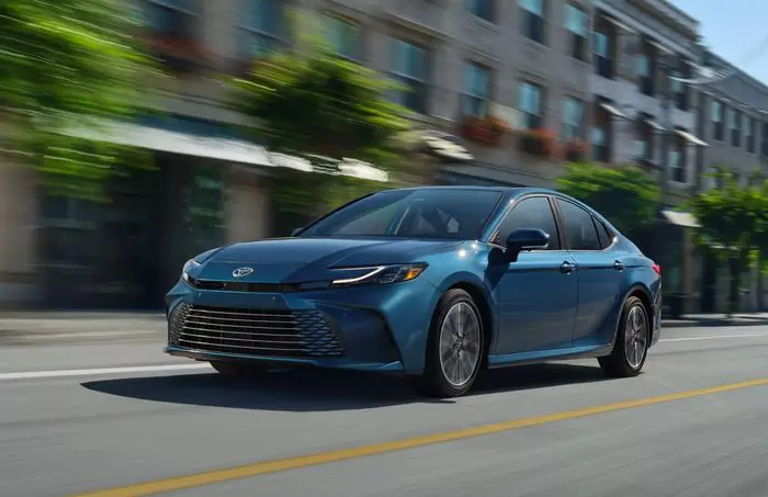 Así es el Toyota Camry 2025: El renacer de un clásico
