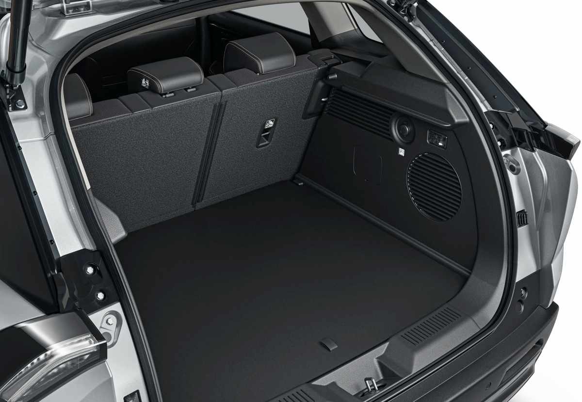 Suzuki Across 2026 interior y equipamiento