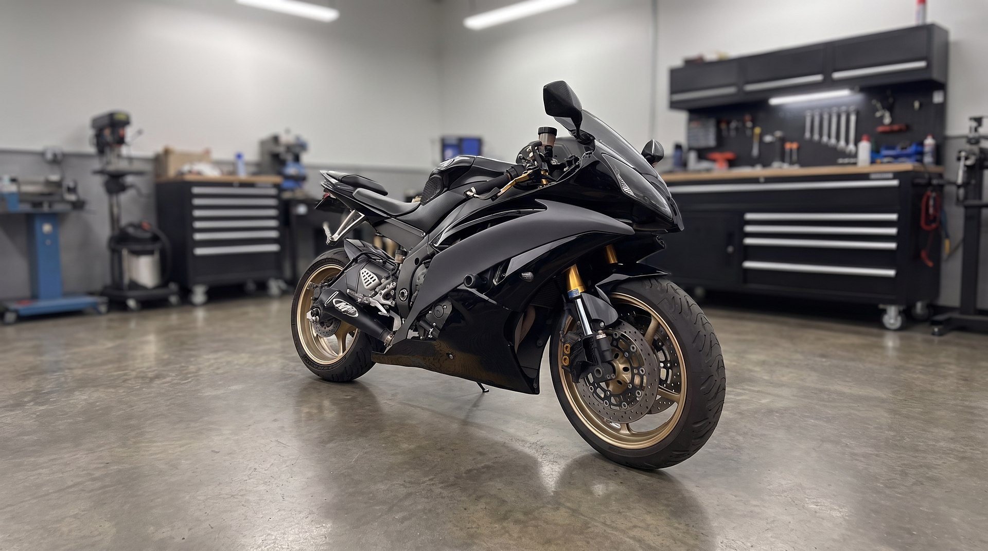 Yamaha R6 negra en un taller de motos