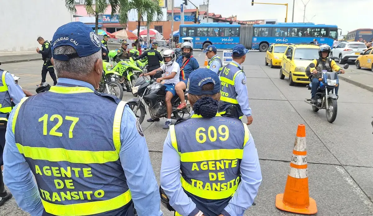 ¿Pueden revisar tu celular en un retén de tránsito 2026?